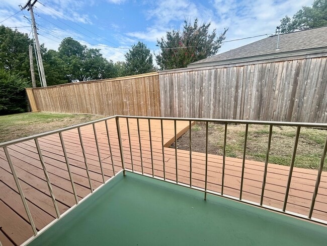 Building Photo - Great ranch style home located on a large ...
