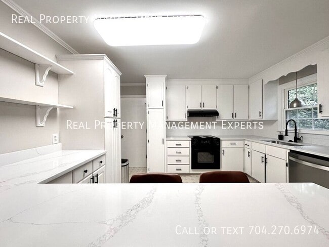 Building Photo - 3311 Tyrone Dr