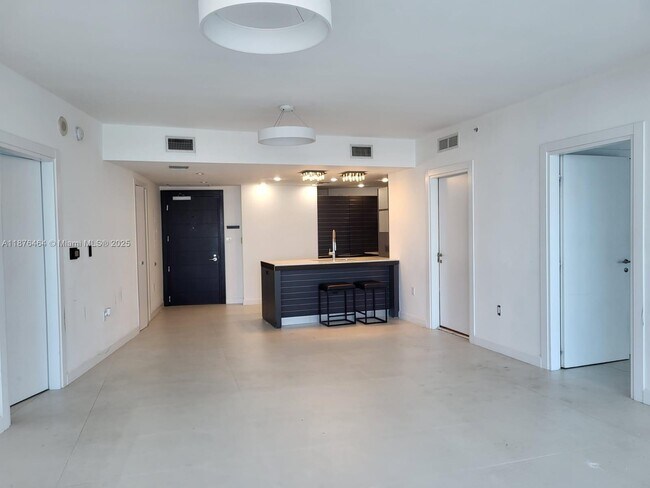 Building Photo - 200 Biscayne Blvd Way