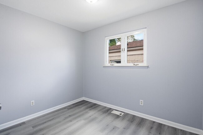 Building Photo - SPECTACULAR 3 BED/1 BATH IN LOVELY LINCOLN PARK! APPLY NOW!