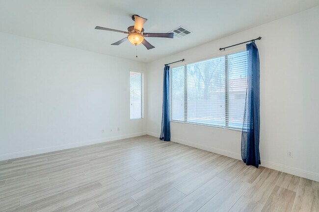 Building Photo - 2407 W Fawn Dr
