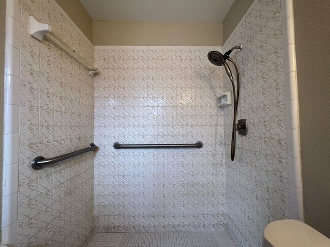 Building Photo - Newly Renovated 3/2 Home ~ Brand New Kitchen ~ Updated Bathrooms ~ Fenced Yard!