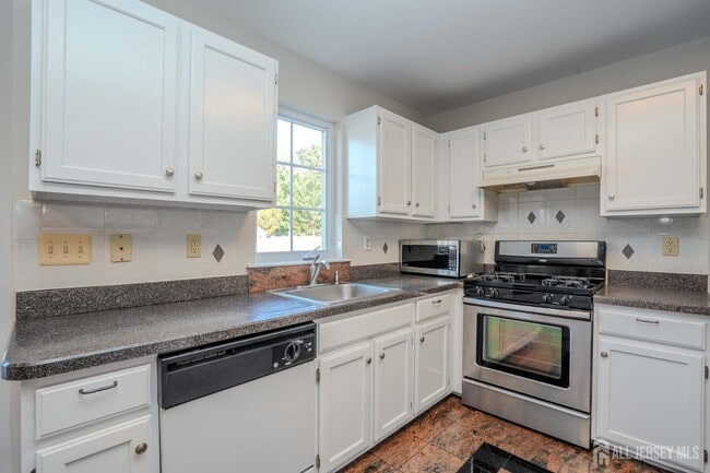 Building Photo - 27 Samantha Dr