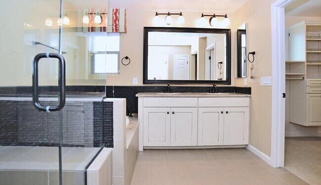 Building Photo - Oro Valley Executive home! Former model in...