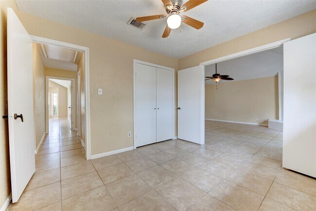 Building Photo - 4035 Green Crest Dr