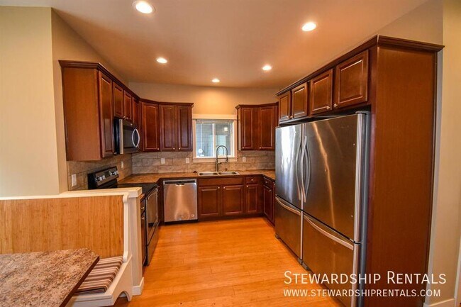 Building Photo - Quack Alley!-5 bed, 6 1/2 bath, with bonus...