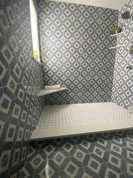 Spa shower w/ upper and lower heads - 607 N L St