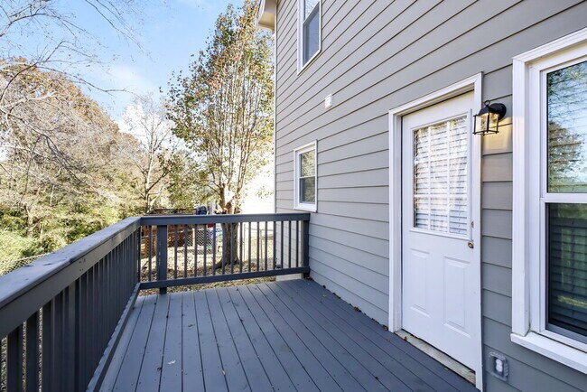 Building Photo - 340 Wayside Dr