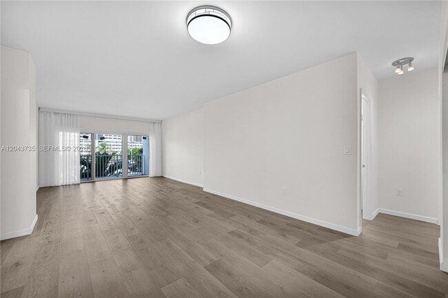 Building Photo - 300 Bayview Dr