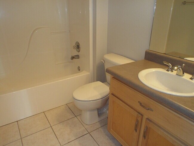 Building Photo - Spacious Pace Home with Office, Fireplace ...