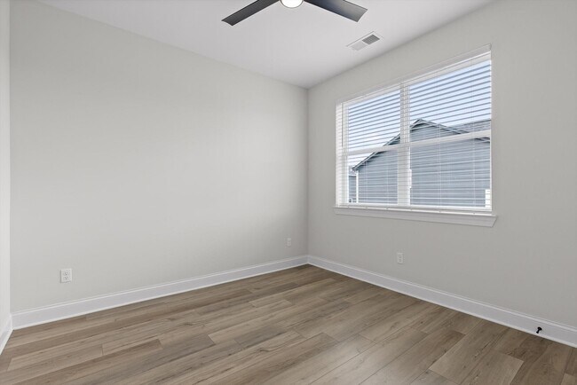 Building Photo - 715 Bespoke