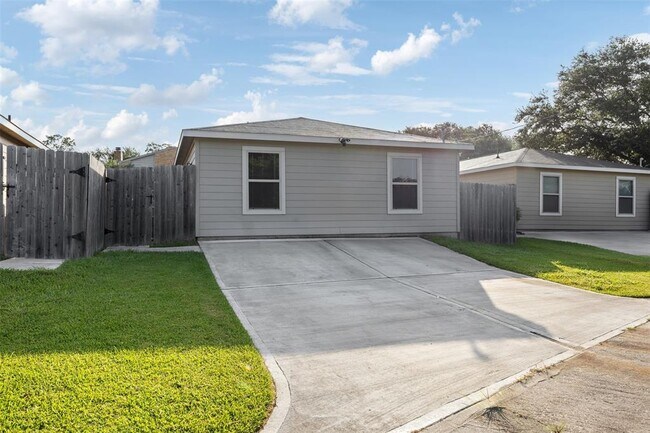 Building Photo - 2849 Golf Crest Dr