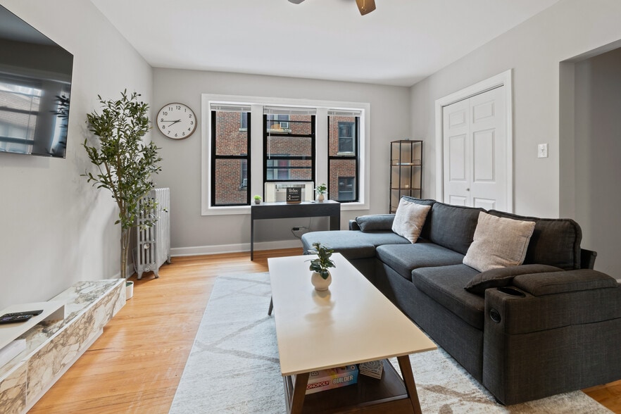 Building Photo - 6439 N Hamilton Ave