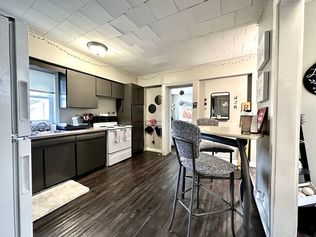 Building Photo - AVAILABLE JUNE - Updated 4 Bed 1 Bath