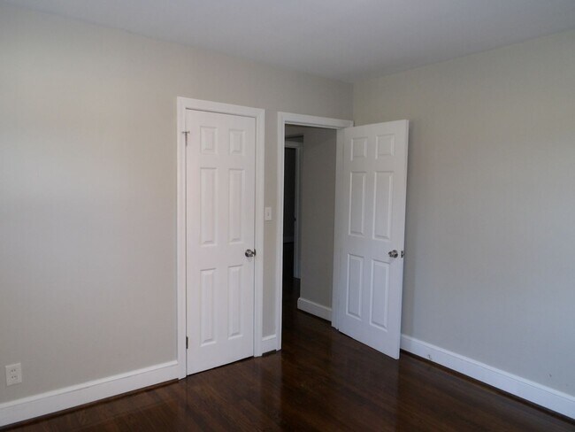 Building Photo - 506 James Ave