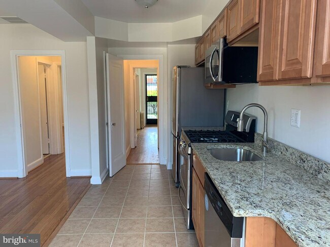 Building Photo - 1326 Holbrook St NE