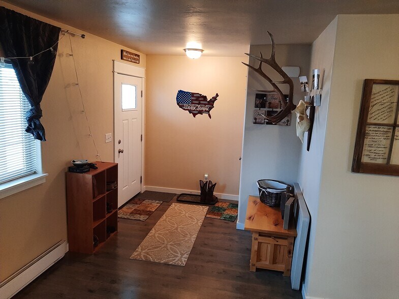 Entryway - 470 Topaz Rd