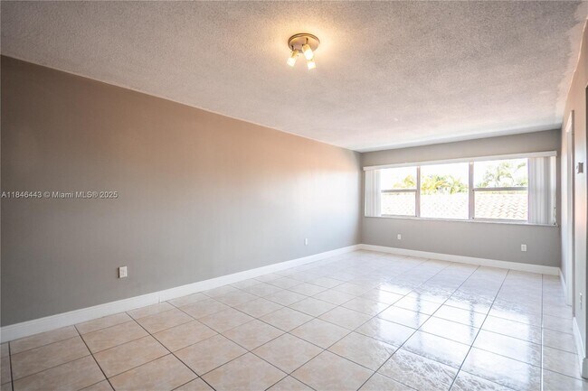 Building Photo - 2150 Bay Dr