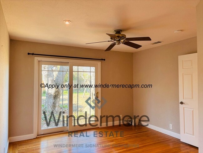 Building Photo - Charming 2 bedroom with HUGE yard in beaut...