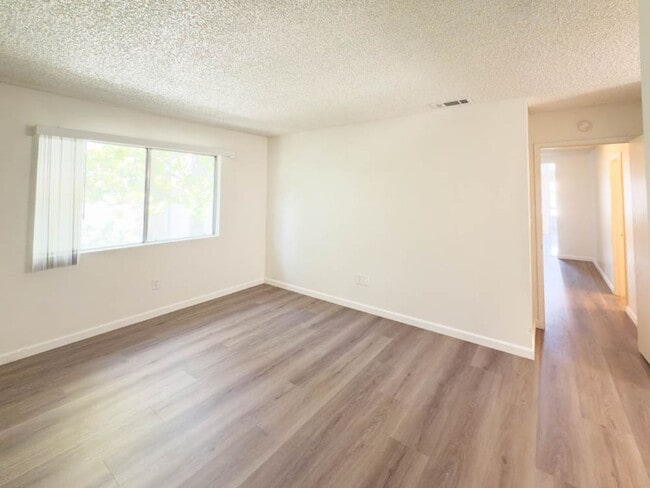 Building Photo - 2 BEDROOM 2 BATH CONDO IN GATED COMMUNITY ...