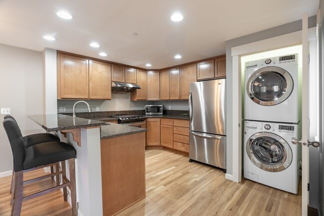 Building Photo - 2bd/2.5ba Seattle Townhome