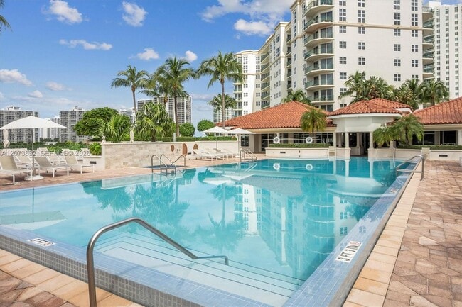 Building Photo - 20000 E Country Club Dr