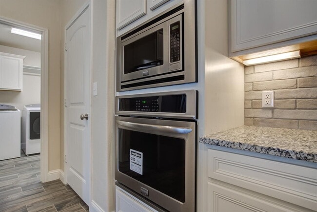 Building Photo - Immaculate newer 4/3/2 1/2 block from Quin...