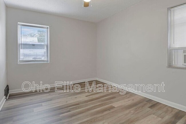 Building Photo - 987 Lilley Ave