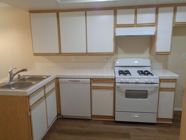 Building Photo - 2 Story 2 Bedroom Condo in the Willow Creek Condo Complex