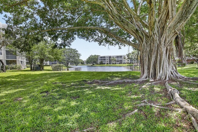 Building Photo - 9330 Lagoon Pl