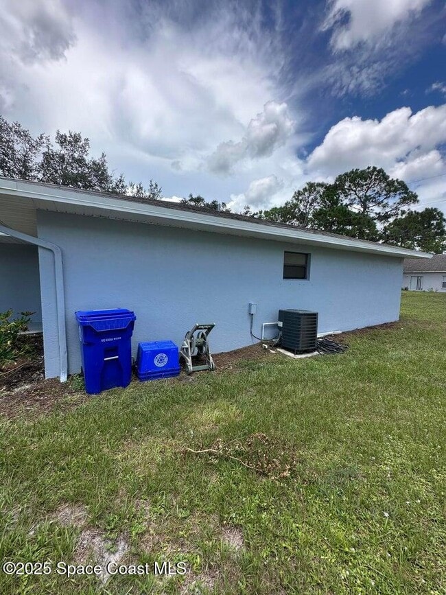 Building Photo - 1217 Schumann Dr
