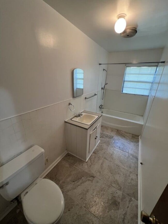 Building Photo - Charming 2 Bedroom Duplex on Sunshine Rd