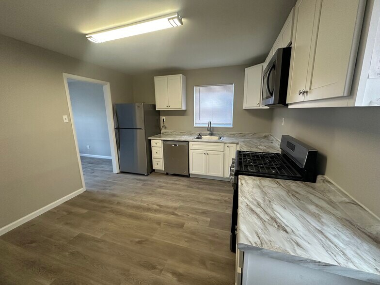 Full kitchen with new stainless steel appliances - 11376 Manchester Rd