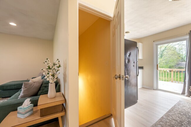 Building Photo - Spacious Ranch Close to Campus