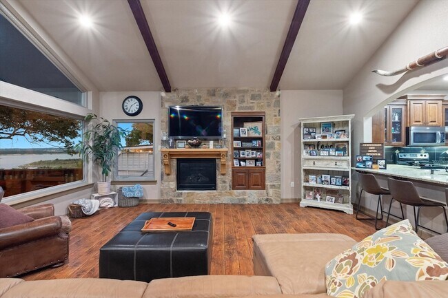 Building Photo - 785 Lake Forest