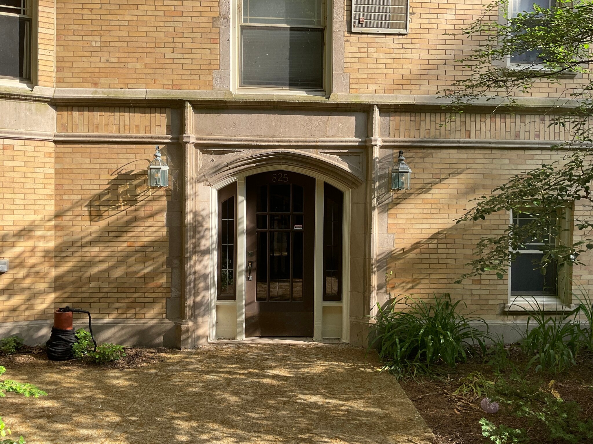 Courtyard entrance - 825 Forest Ave