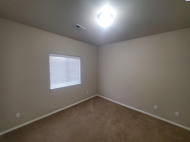 Building Photo - Sourthridge Area for rent