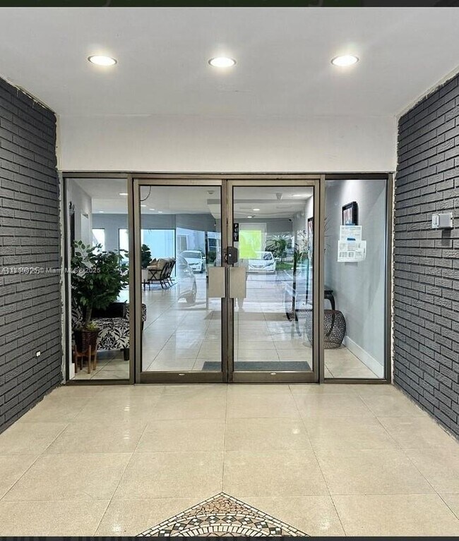 Building Photo - 1880 S Treasure Dr