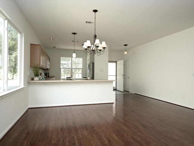 Building Photo - 708 Texas Dr