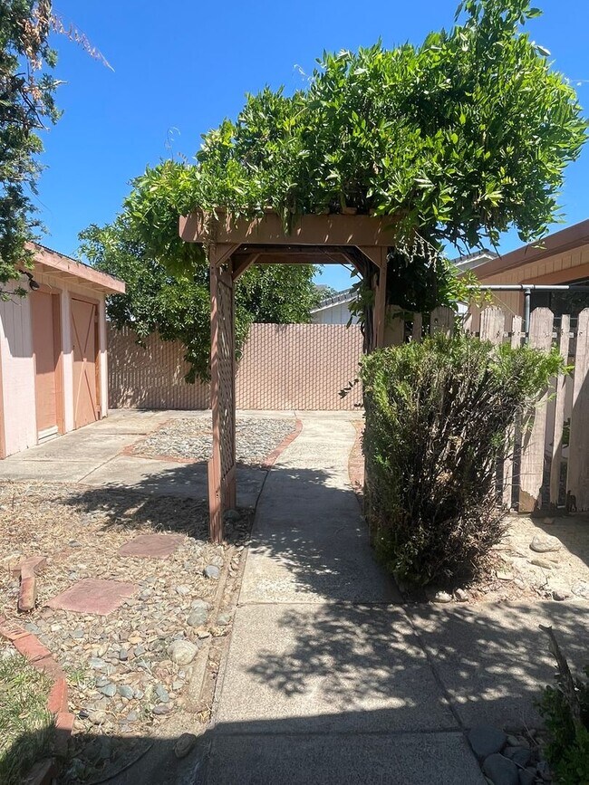 Building Photo - SPACIOUS 3 BED 2 BATH WITH A FAMILY ROOM A...