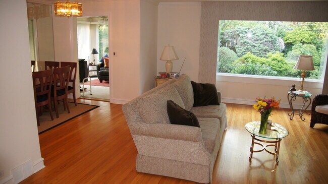 Building Photo - 460 Highcrest Dr
