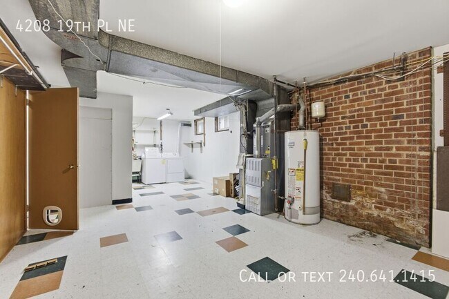 Building Photo - 4208 19th Pl NE