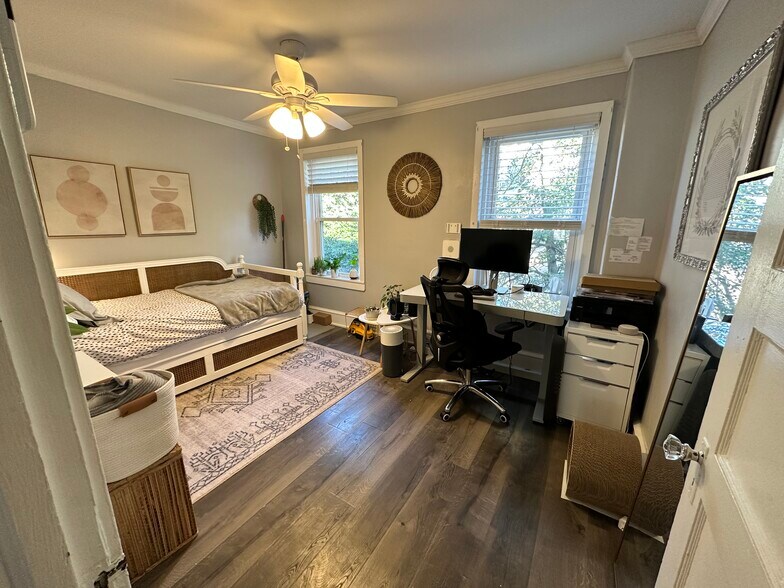 Building Photo - 10 W Knight Ave