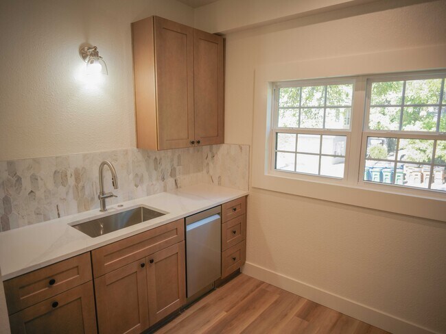 Building Photo - 803 Oakland Ave