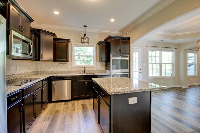 Building Photo - Huge 5 bed 3 ba.  Gorgeous House Near Post...