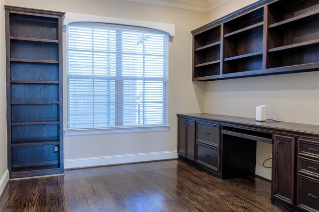 Building Photo - 2101 Elmen St