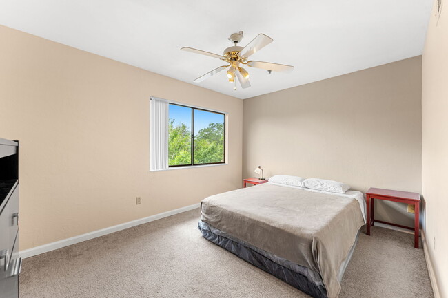 Building Photo - 7814 Shadowood Dr