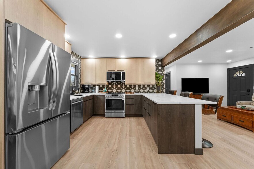 Building Photo - 118 Combs St