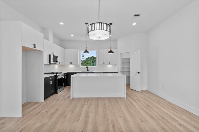 Building Photo - 3510 Saltus St