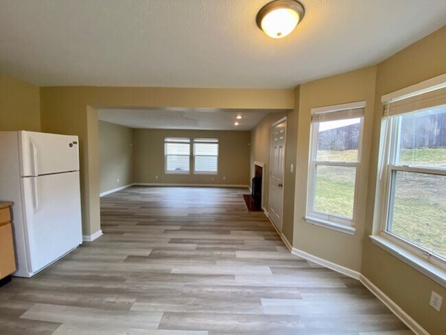 Building Photo - COMING SOON!! Stunning 4 Bedroom 2.5 Bathr...